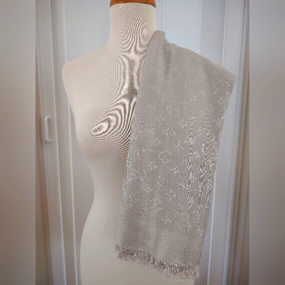 Louis Vuitton Monogram Chale Shawl - Picture 4 of 9